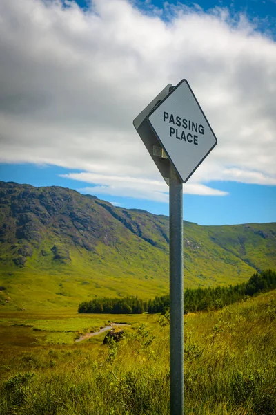 Passing Place Sign Scenic Background Isle Mull Inner Hebrides Σκωτία — Φωτογραφία Αρχείου