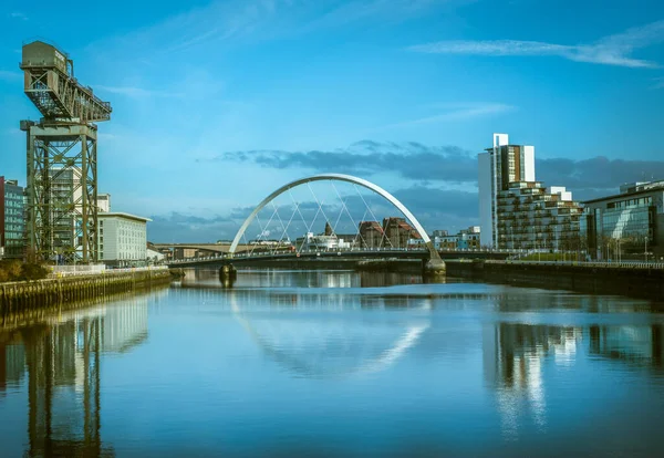 Clyde Arc Köprüsü Glasgow İskoçya 'da güneşli bir günde nehre yansıdı
