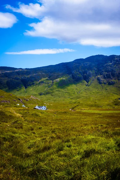 Λευκό Cottage Στο Δραματικό Ορεινό Τοπίο Στα Highlands Της Σκωτίας — Φωτογραφία Αρχείου