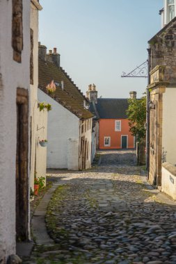 Culross, Fife, İskoçya 'da Cobbled Caddesi' nin sonundaki renkli kulübe