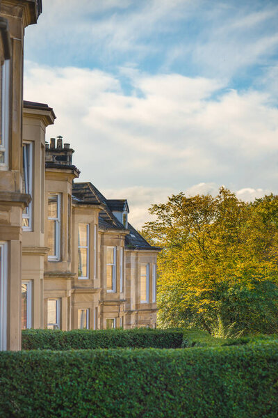 Улица в Глазго с террасой из песчаника и листьями овса