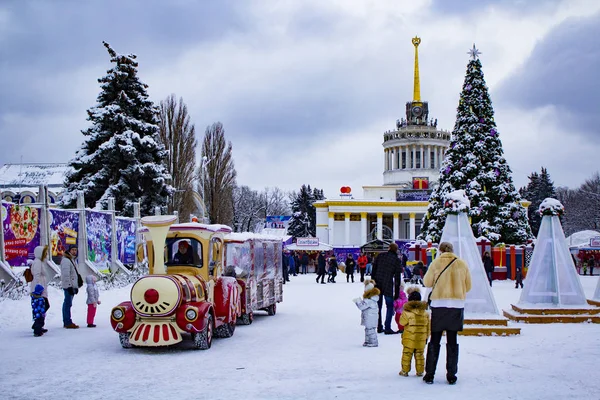 Yılbaşı tren, insanların tatil, güzel tren, tren sürmek, insanlar var eğlenceli, çocuk sevinç, birçok kişi, kış, Yılbaşı tatil, kış tatil, kış akşam, demiryolu taşıma, kar bir çok iyi eğlenceler tren, dikkat et.