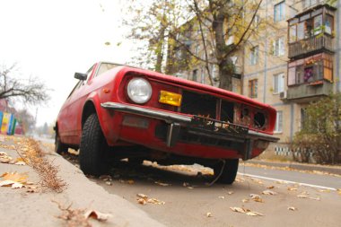 sürücü birimi, yaratıcı kavramı, direksiyon simidi, tarzı resim, retro araba park edilebilir, street, mekanizması Araba, eski model araba, klasik otomobil, otomobil arka plan, kırmızı araba, sokak, kırık araba, sonbahar yaprakları, direksiyon simidi, sokak arpacık araba araba