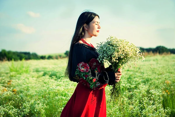 Fille Heureuse Tenant Grand Bouquet Fleurs Sauvages Cheveux Noirs Fleurs — Photo