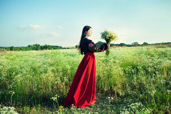 Šťastná Dívka Držící Velkou Kytici Divokých Květin Dívku Přírodě Dívku — Stock fotografie