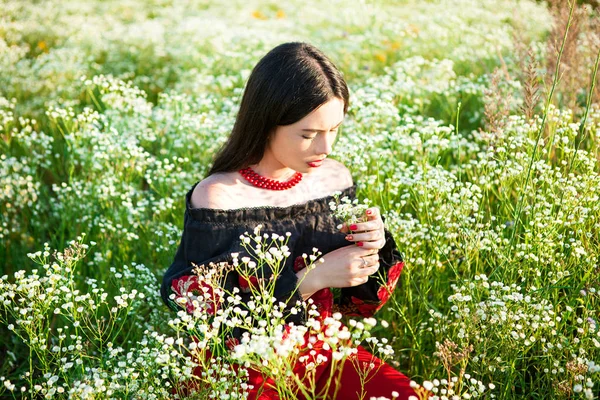 Girl Tittar Ett Litet Gäng Vildblommor Fältet Ser Flickan Bukett — Stockfoto