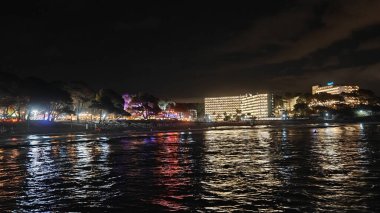 Mallorca, Paguera plajı. İspanya, Mayorka deniz göğü. Arka planda Otel Vibra Beverly Playa. Gece hayatı. Gece çekimleri ya da fotoğraflar. 