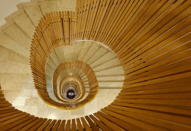 Ahşap dairesel merdiven ya da iç kısmın sarmal merdiveni. Geometri, sarmal sarmal merdivenler. Vibra Beverly Playa Oteli 'ndeki merdiven, Peguera, Mallorca, İspanya.