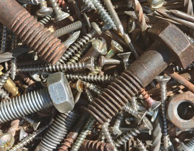 Eski çiviler, vidalar, cıvatalar ve fındıklar. Üst manzara, endüstriyel arka plan. Ev geliştirme. 