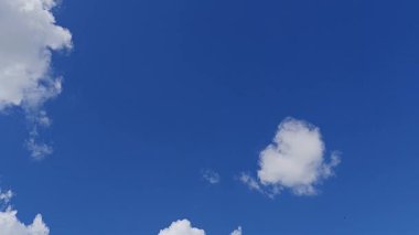 Zaman atlamalı bulutlu görüntü. Birkaç katman bulutlu mavi gökyüzü. Yavaş hareket eden beyaz kümülüs bulutu. Açık gökyüzünün zaman çizelgesi. Mavi gökyüzünde beyaz bulutlar dolaşıyor. Bulutlu gökyüzü, ozon tabakası. 