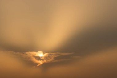 Arkaplan olarak güzel günbatımı (bulutlar).