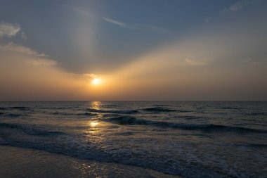 Sahilde muhteşem bir gün batımı. Akşam vakti. Suyu kapat..