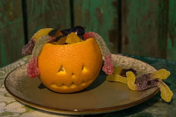 Ensalada Frutas Para Halloween Serpientes Naranjas Ciruelas Dulces Divertida Fiesta — Foto de Stock