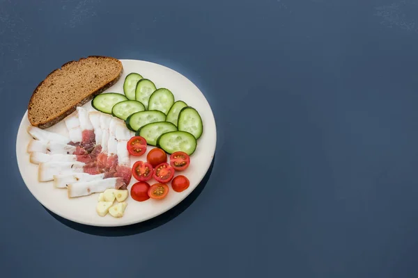 Sliced salted lard served with cucumber, tomato and bread. Traditional Russian snack. Homemade food. Healthy food. Organic ingredients copy space — Stock Image Sliced Salted Lard Served Cucumber Tomato Bread Traditional Russian Snack Stock Picture