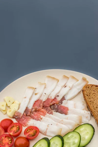Sliced salted lard served with cucumber, tomato and bread. Traditional Russian snack. Homemade food. Healthy food. Organic ingredients copy space — Stock Image Sliced Salted Lard Served Cucumber Tomato Bread Traditional Russian Snack Stock Picture