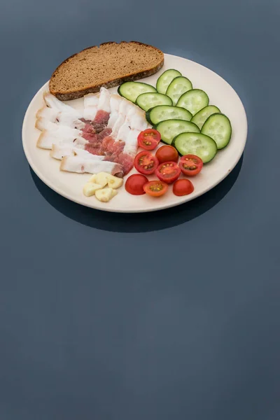 Sliced salted lard served with cucumber, tomato and bread. Traditional Russian snack. Homemade food. Healthy food. Organic ingredients copy space — Stock Image Sliced Salted Lard Served Cucumber Tomato Bread Traditional Russian Snack Stock Photo