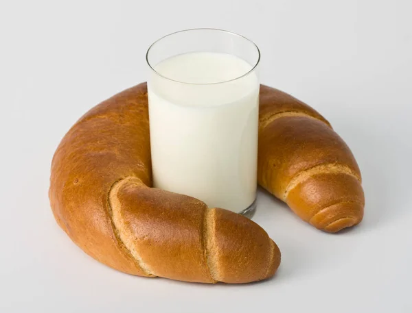 Glas Melk Met Bagel Geïsoleerd Witte Achtergrond — Stockfoto