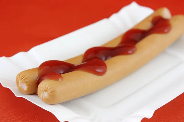 Zwei Würstchen Mit Ketchup Auf Pappteller — Stockfoto