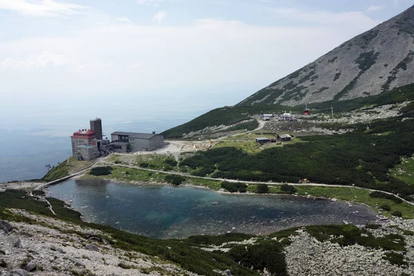 Ορεινό Τοπίο Λίμνη Και Κτίρια — Φωτογραφία Αρχείου