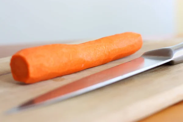 Cuchillo Zanahoria Pelada Sobre Tabla Madera — Foto de Stock