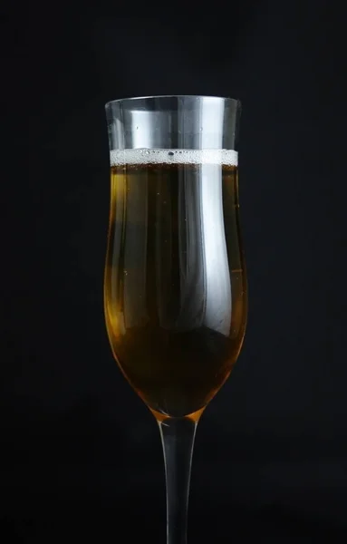 Ποτήρι Σαμπάνια Ποτό Σκούρο Φόντο — Φωτογραφία Αρχείου