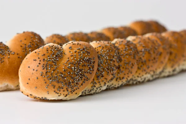 Vers Gebakken Broodjes Met Poppy Zaden Witte Achtergrond — Stockfoto