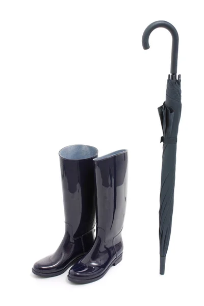 黒いゴム長靴と傘が白い背景で隔離 — ストック写真