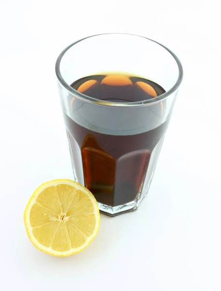 Chá Preto Copo Vidro Com Limão Fundo Branco — Fotografia de Stock