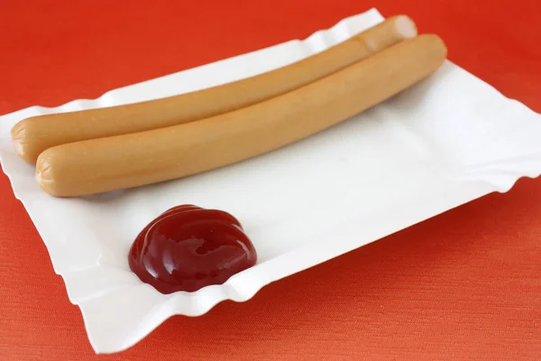 Zwei Würstchen Mit Ketchup Auf Pappteller — Stockfoto