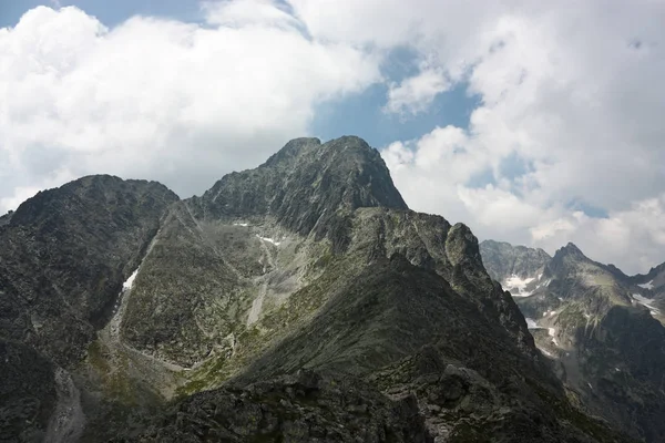 Peisaj Montan Dealuri Verzi Cer Tulbure — Fotografie, imagine de stoc