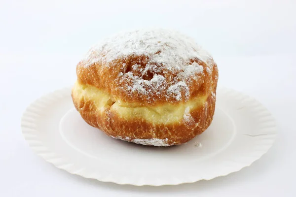 Пончик Покрытый Сахарной Пудрой Тарелке — стоковое фото