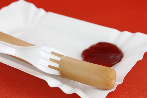 Pappteller Mit Ketchup Und Wurst Auf Gabel — Stockfoto