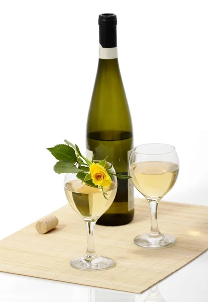 Bottiglia Vino Con Bicchieri Pieni Rosa Gialla — Foto Stock