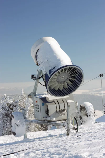 Sneeuw Machine Heuveltop Fel Zonlicht — Stockfoto