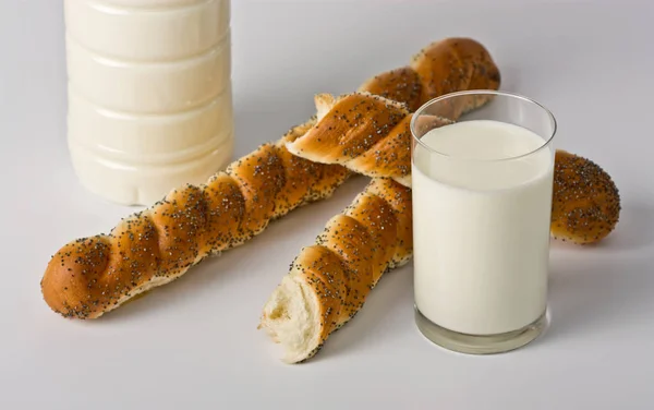 Bottiglia Bicchiere Latte Pasticcini Con Semi Papavero Bianco — Foto Stock