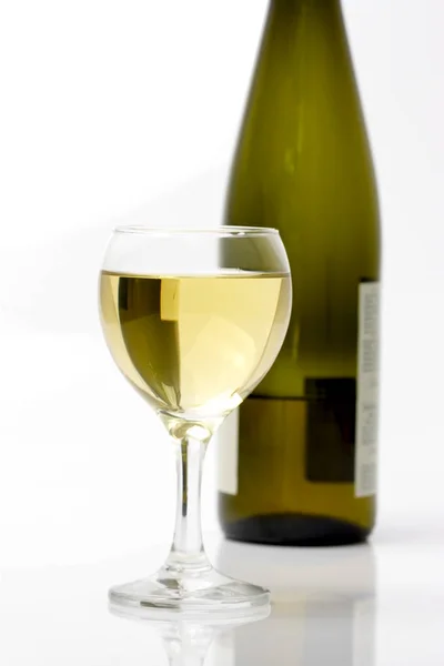 Wine Bottle Filled Glass Foreground — Stock Photo, Image