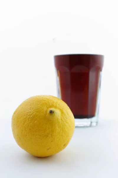 Schwarzer Tee Glas Mit Zitrone Auf Weißem Hintergrund — Stockfoto