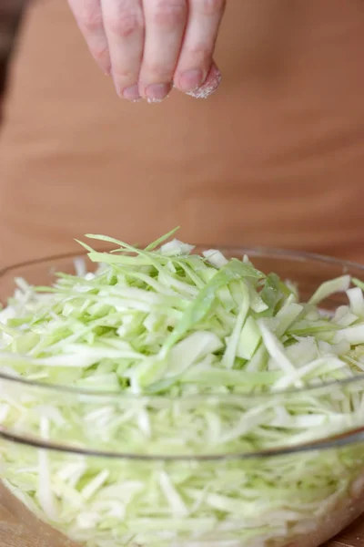 Male Hand Sprinkling Salt Chopped Cabbage Bowl — Stock Photo, Image