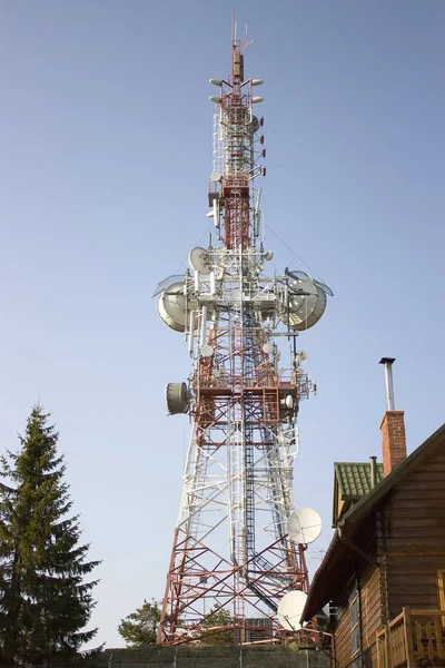 Antenna Torony Városban Stock Kép