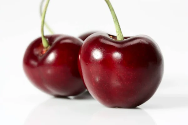 Cerezas Rojas Maduras Aisladas Sobre Fondo Blanco — Foto de Stock