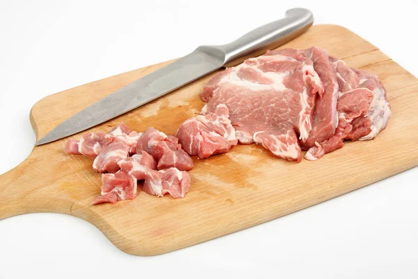 Carne Cruda Cortada Rodajas Picada Sobre Tabla Madera Con Cuchillo — Foto de Stock
