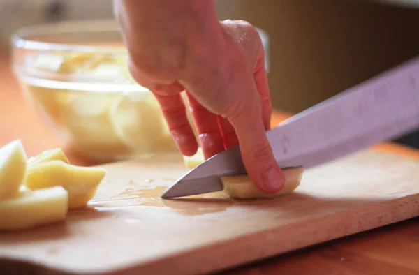 Erkek Elleri Soyulmuş Patates Doğrama — Stok fotoğraf