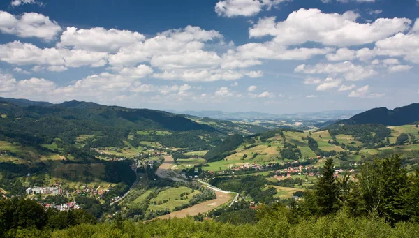 Zielona Górska Dolina Odległym Budynkiem — Zdjęcie stockowe