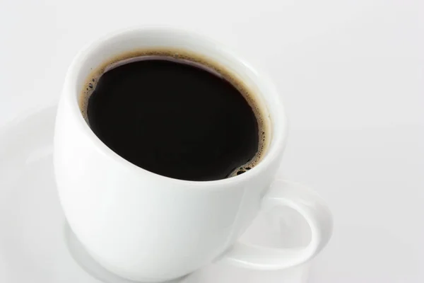 白い背景に黒いコーヒーと磁器カップ — ストック写真