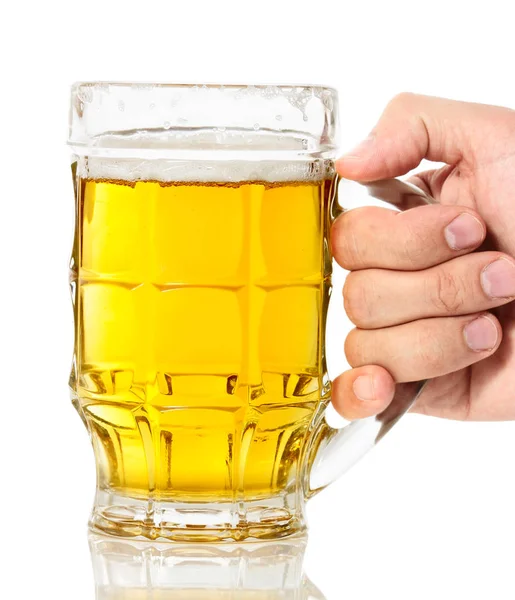 Hand Hält Glaskrug Voll Bier Auf Weißem Hintergrund — Stockfoto
