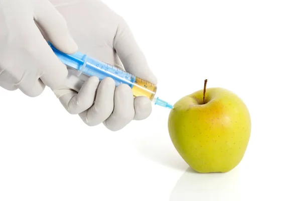 Händerna Medicinska Handskar Tar Saft Från Äpple Sprutan — Stockfoto