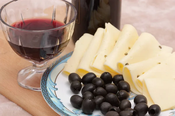 Bottiglia Bicchiere Vino Con Formaggio Olive Sul Piatto — Foto Stock