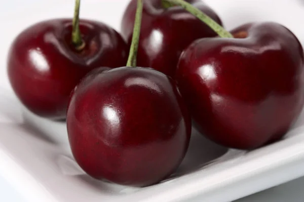 Ripe Red Cherries White Plate Close Shot — Stock Photo, Image