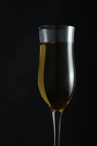 Ποτήρι Σαμπάνια Ποτό Σκούρο Φόντο — Φωτογραφία Αρχείου