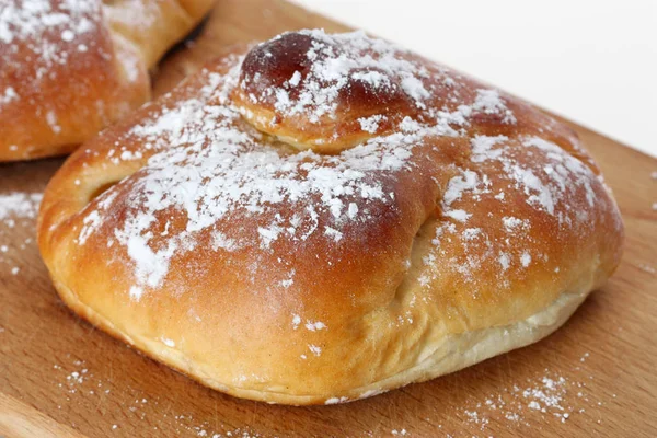 Tablero Madera Con Pasteles Caseros Cubiertos Azúcar Polvo — Foto de Stock